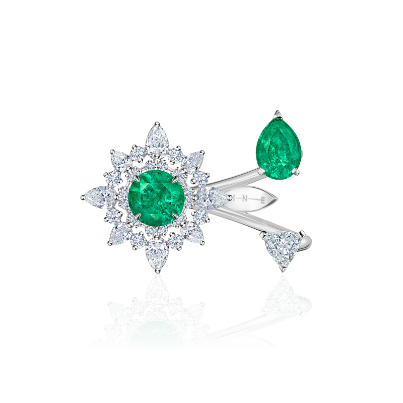 Кольцо с изумрудами и бриллиантами